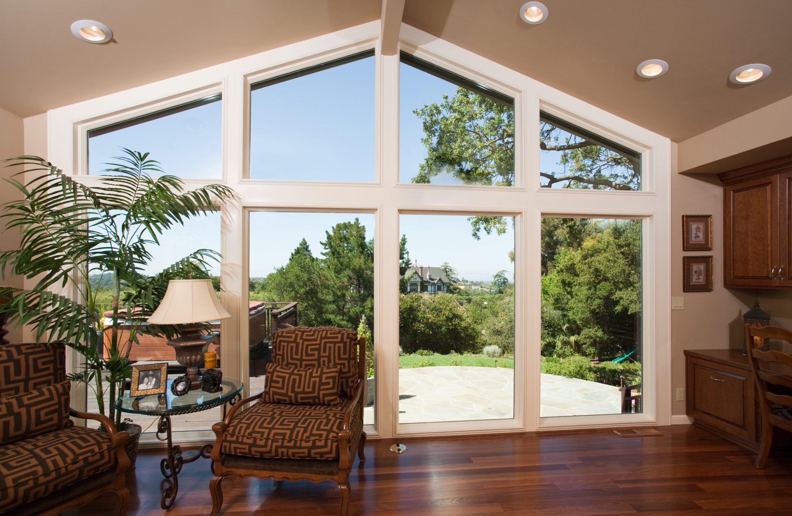 Large floor to ceiling windows with lots of natural light.